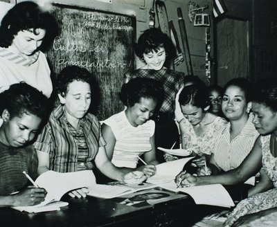 Kubanska revolutionen: kvinnor som deltar i utbildningsprogram som inrättades av Fidel Castros läskunnighetskampanj på landsbygden, tidigt 1960-tal (s/v foto) av Unbekannt