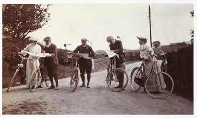 Cyklister tittar på kartor, ca 1900 av Unbekannt