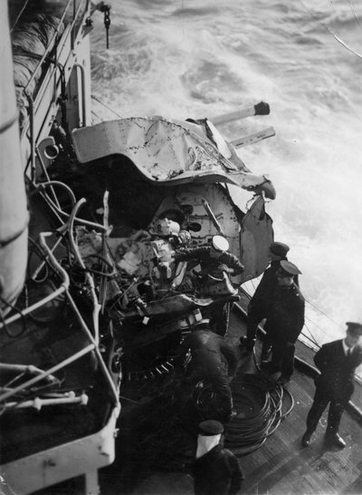 Skadat luftvärnskanon på det brittiska slagskeppet HMS Malaya, utanför Portugals kust, 1937 av Unbekannt