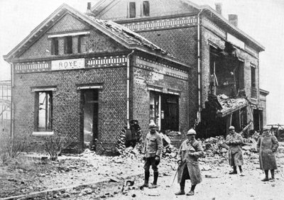 Skadad järnvägsstation i Roye, Frankrike, första världskriget, 1918, c1920 av Unbekannt