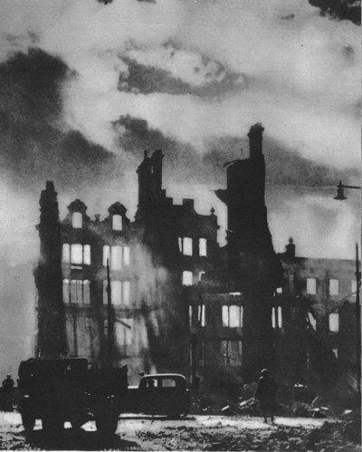 Dawn Breaks för att hitta staden förvandlad efter en helvetes natt, 1941 1942 av Unbekannt