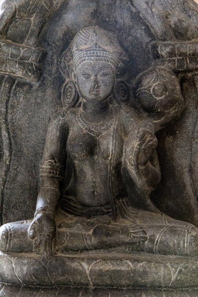 Delhi nationalmuseum. Gaja-Lakshmi (elefanter som duschar vatten på gudinnan Lakshmi). Pala, 900-talet e.Kr. Bihar. Sten. Detalj. Indien. av Unbekannt