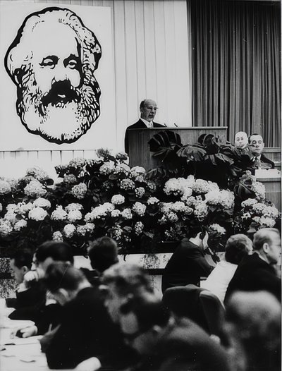 Ordföranden för tyska demokratiska republikens statsråd Walter Ulbricht vid ett möte med anledning av Karl Marx 150-årsdag. Berlins kongresshall. 2 maj 1968 av Unbekannt