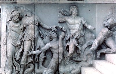 Detalj från Pergamonaltarets stora fris, 180-159 f.Kr av Unbekannt