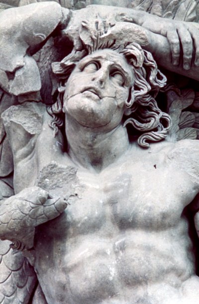 Detalj från Pergamonaltarets stora fris, 180-159 f.Kr av Unbekannt