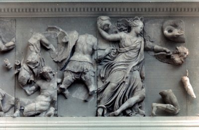 Detalj från Pergamonaltarets stora fris, 180-159 f.Kr av Unbekannt