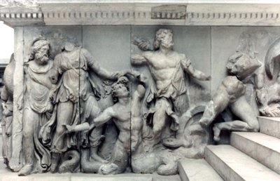 Detalj från Pergamonaltarets stora fris, 180-159 f.Kr av Unbekannt