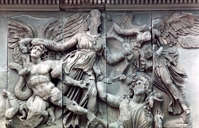 Detalj från Pergamonaltarets stora fris, 180-159 f.Kr av Unbekannt
