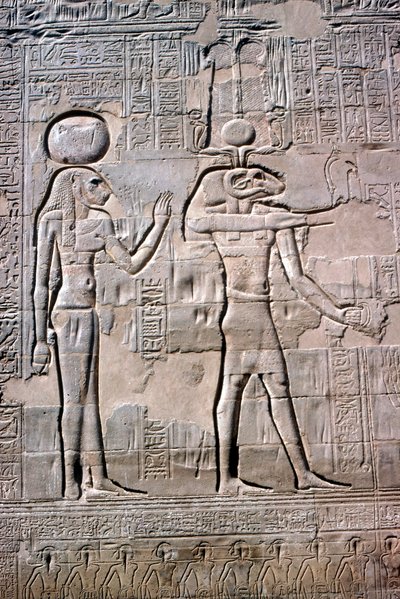 Detalj av en relief av Sekhmet och Khnum, Khnums tempel, ptolemaiska och romerska perioder av Unbekannt