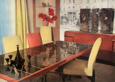 Matsal i sang-de-boeuf-lack, av Hayes Marshall för Fortnum & Mason Ltd., London, 1937. av Unbekannt