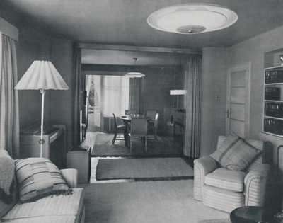 Matsal och vardagsrum, endast avdelat av tunga gardiner i en attraktiv modern väv, 1942 av Unbekannt