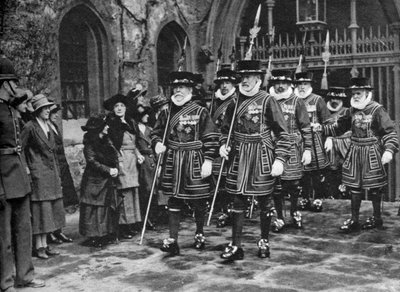 Distribution of the Maundy Money av Yeomen Warders, Tower of London, 1926-1927 av Unbekannt