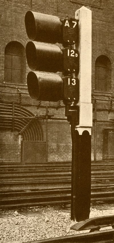 Elektriska lampsignaler, med skärmar för dagsbruk, vid Baker Street Station, Metropolitan Railway, 193 av Unbekannt