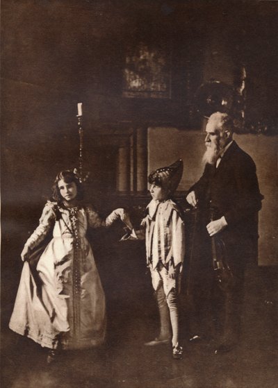 Elizabeth Angela Marguerite Bowes-Lyon bei einer Tanzstunde mit ihrem Bruder, 1909 von Unbekannt