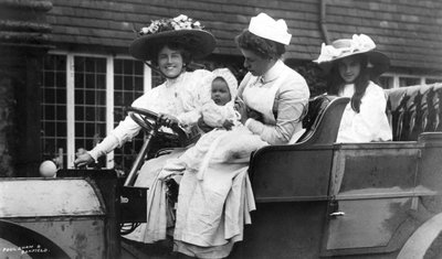 Ellaline Terriss, brittisk skådespelerska, med sin dotter och bebis, c1906 av Unbekannt