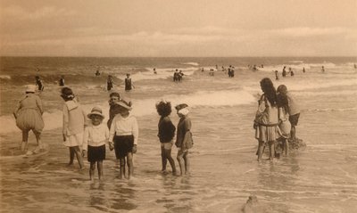 Barn vid badet, Barn som badar, c1900. av Unbekannt
