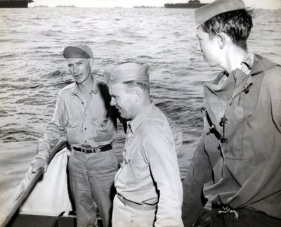 Ernie Pyle besöker USS Hornet av Unbekannt