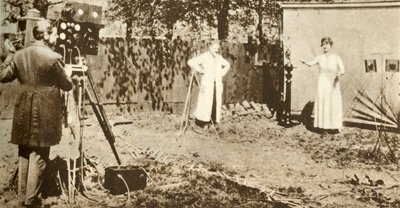Eugene Lauste spelar in den första kombinerade rörliga bilden och ljudet, c1905, 1935. av Unbekannt