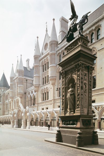 Exteriörvy av ingången till Royal Courts of Justice, London (foto) av Unbekannt