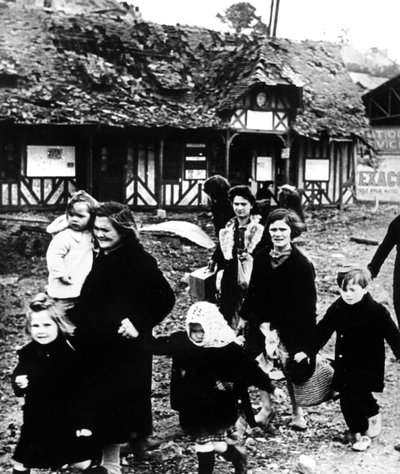 Familjer som lämnar sin by bombarderades under landstigningen i Normandie, Frankrike, 1944 av Unbekannt