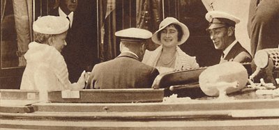 Familjeskämt - lämnar Royal Yacht Albert och Victoria vid Cowes, c1935 1937 av Unbekannt