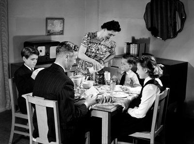 Familj vid frukost, c 1948 av Unbekannt