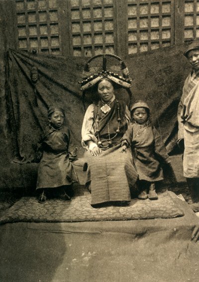 Familj till guvernören i Tingri, c1918-c1939. av Unbekannt