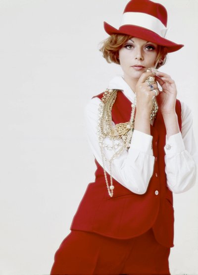 Mode: ung kvinna bär en röd hatt och outfit, sent 1960-tal (foto) av Unbekannt