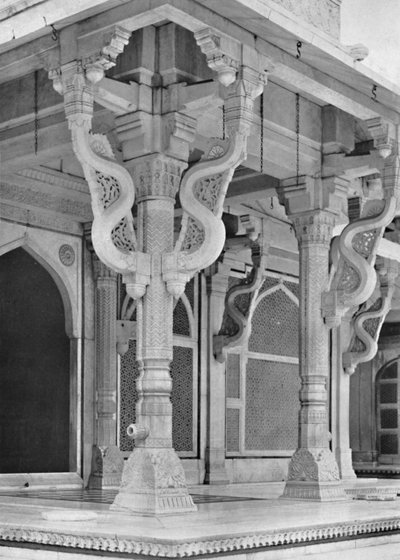 Fatehpur Sikri. Pelare på framsidan av Sheik Salem Christis grav, c1910. av Unbekannt