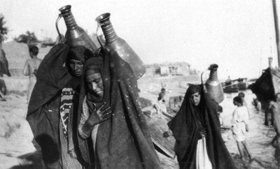 Kvinnliga vattenbärare, Amarah, Irak, 1917-1919 av Unbekannt