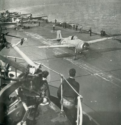 Stridsflygplan ombord på ett hangarfartyg, andra världskriget, c1943. av Unbekannt