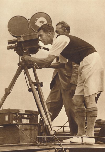 Filmskapare - Gör en filmskiva på ett av hans årliga läger för pojkar, 1927 1937 av Unbekannt