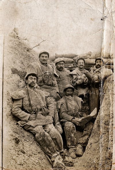 Första världskriget (1914-1918): Håriga soldater i vinterklänning i en skyttegrav 1916-1917. De bär fårskinnsjackor och en gasmask. av Unbekannt