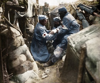 Första hjälpen till en skadad man i ett av de franska skyttegravarna, 1915 av Unbekannt