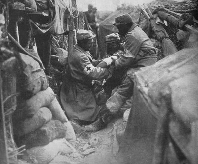Första hjälpen till en skadad man i ett av de franska skyttegravarna, 1915 av Unbekannt