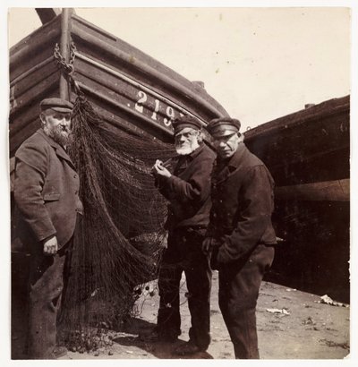 Fiskare som står vid ett nät, c 1905 av Unbekannt