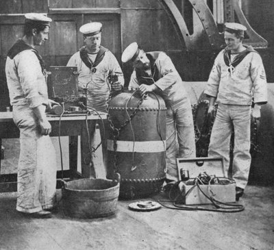 Montering av en elektrisk kontaktgruva, 1914 av Unbekannt