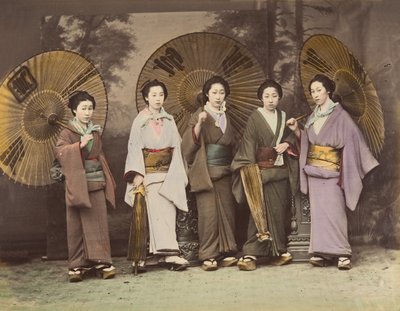 [Fem japanska kvinnor i traditionell klädsel med parasoll], 1870-talet. av Unbekannt