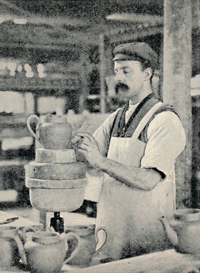 Fixering av pip på en tekanna, c1917 av Unbekannt