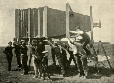 Fokuserar på den gigantiska kameran för jobbet, 1901. av Unbekannt