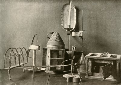 Fotvärmare, oljelampor, ljuslampa, plåtlykta och brödrost, c1700-talet, 1937. av Unbekannt