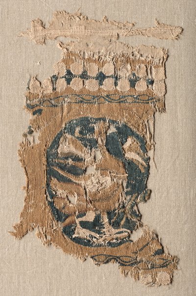 Fragment från ett hängande med runddel och kant, 800-900-tal. av Unbekannt