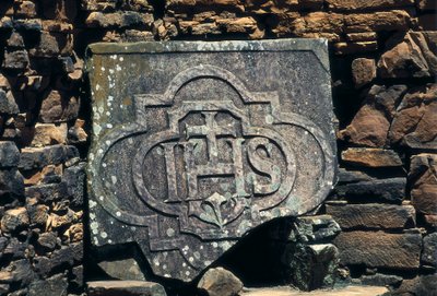 Fransk-makonisk symbol och initialer av Kristus graverade på en sten, platsen för jesuiternas uppdrag i San Ignacio Mini i Argentina, etablerad 1611 (sten) av Unbekannt