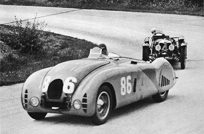 Franska Grand Prix, 1936: En ny strömlinjeformad Bugatti, följt av en Riley, 1936, 1937 av Unbekannt