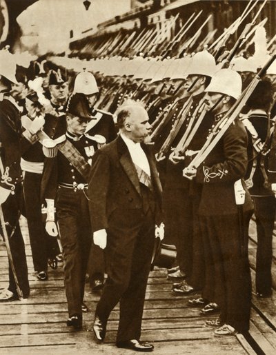 Frankrikes president Raymond Poincaré med Edward, Prince of Wales, i Portsmouth, juni 1913, 1935. av Unbekannt