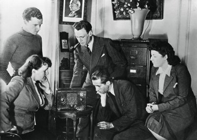 Franska medborgare lyssnar på en sändning av Vichys vice premiärminister amiral Darlan, 23 maj 1941 av Unbekannt