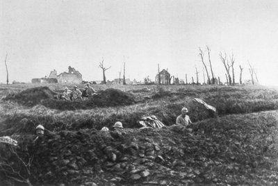 Franskt infanteri etablerar reservpositioner framför en ruinerad gård, Picardie, Frankrike, 1918 av Unbekannt