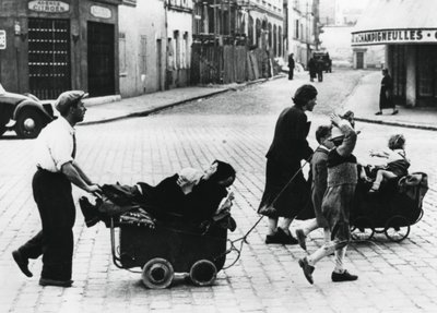 Franska flyktingar som återvänder hem efter Frankrikes fall till tyskarna, Frankrike, juli 1940 av Unbekannt