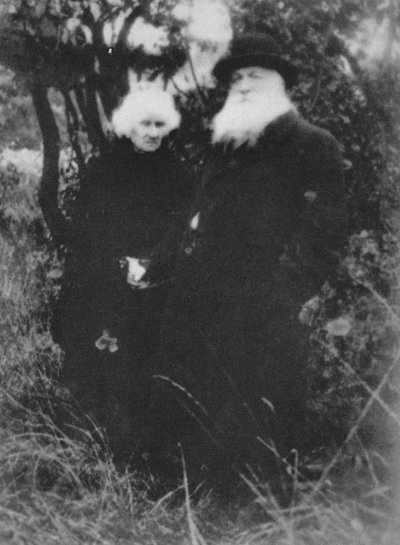 Franske skulptören Auguste Rodin fotograferad i parken i sin villa i Meudon, 1916, 1939 av Unbekannt