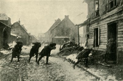 Franska trupper korsar en bygata under tysk eld, första världskriget, 1914-1915, c1920. av Unbekannt
